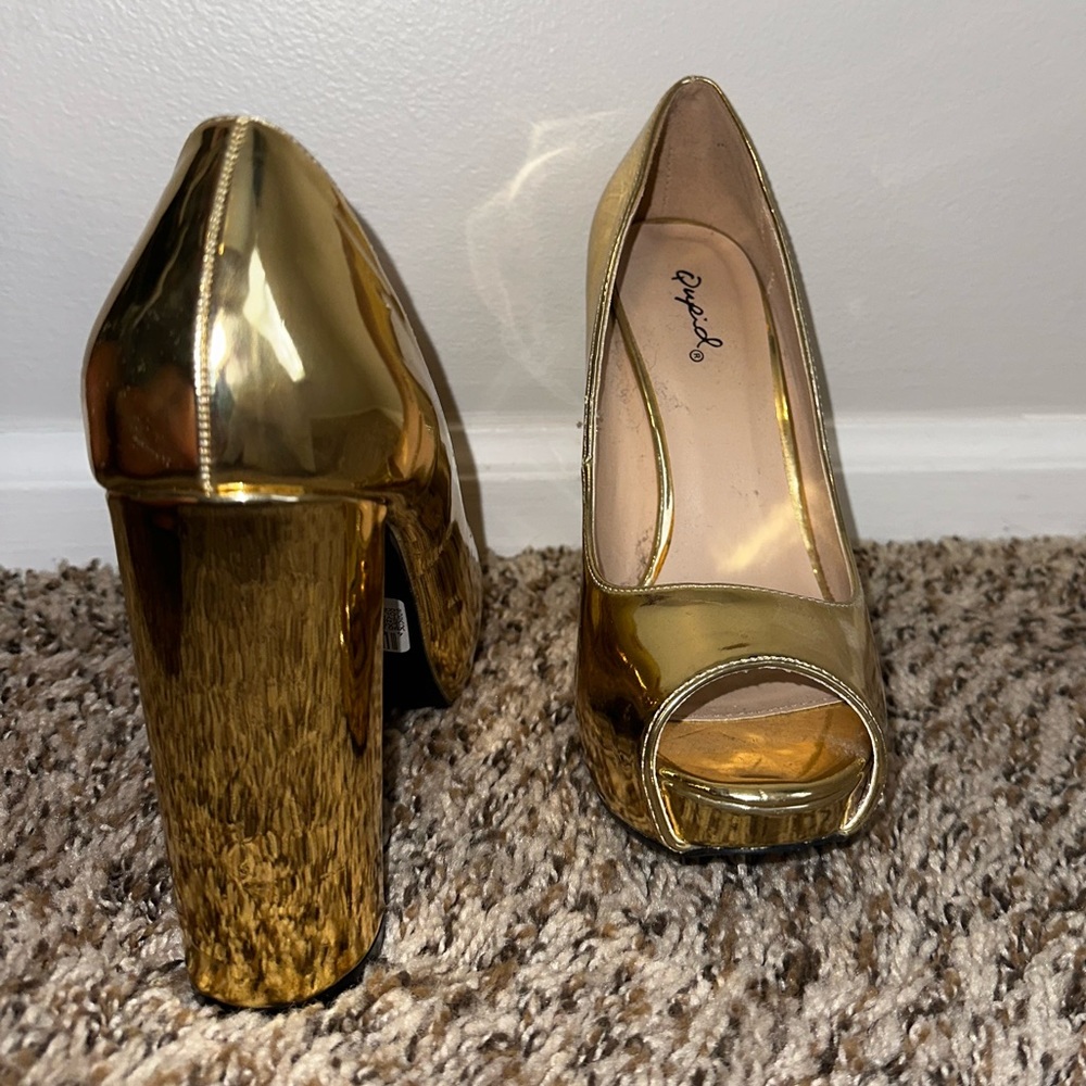 Qupid, size 6, Gold, Peep toe, chunky heel.